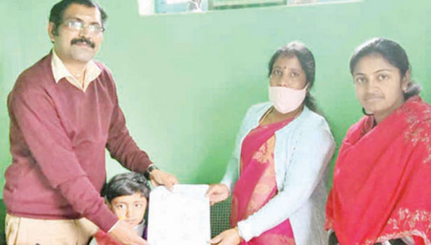 202008211945094532_Tamil_News_Regional-Education-Officer-daughter-joined-govt-school-near_SECVPF