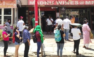 ladies-at-wine-shop-282