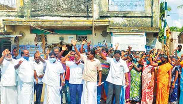 202011061608492815_Tamil_News_peoples-siege-protest-in-Ellapuram_SECVPF