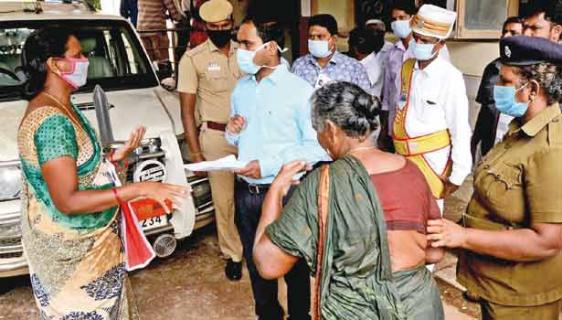 202012011930328522_Tamil_News_Tamil-news-grandmother-tried-to-put-out-the-fire-as-her-sons_SECVPF
