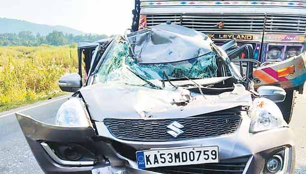 202012261936083122_Tamil_News_Tamil-news-Pallipattu-near-car-accident_SECVPF