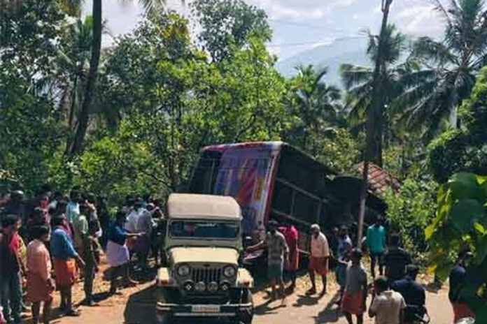 202101031643538188_Tamil_News_Tamil-News-5-killed-when-bus-crashed-into-a-house-in-Kerala_SECVPF