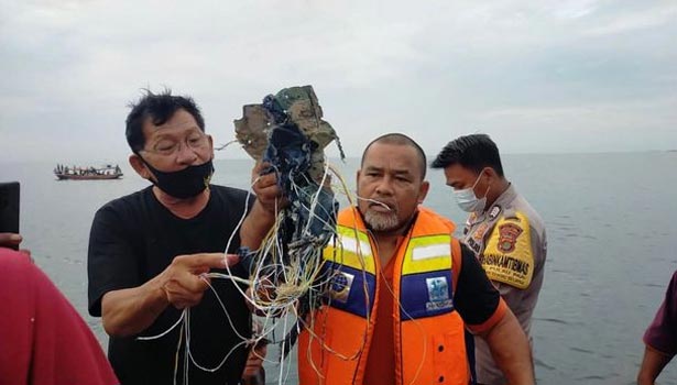 202101091824417101_Tamil_News_Tamil-News-Indonesia-plane-crash-Boeing-737-vanishes-over_SECVPF