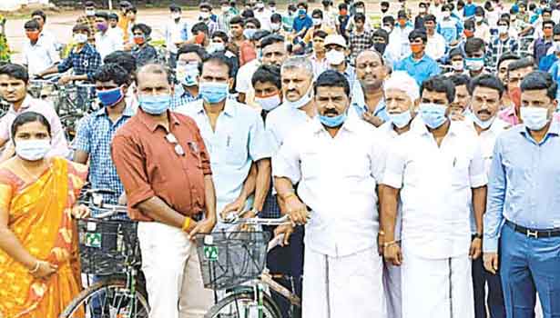 202101151742250774_Tamil_News_Tamil-News-Free-cycles-for-914-students-in-Kallakurichi_SECVPF