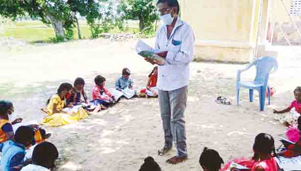 202108131716152488_Tamil_News_Tamil-news-Teachers-visiting-students-homes-near-Keezhiyoor_SECVPF