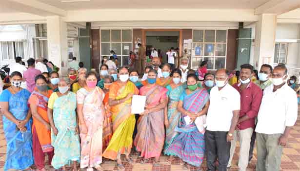 202109131603009425_Tamil_News_Public-siege-of-the-Collectors-Office-demanding-the-removal_SECVPF