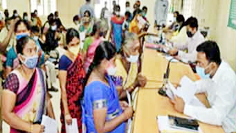 202109131637384093_Tamil_News_The-public-gathered-at-the-Tirupur-Collector-s-office-_SECVPF