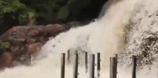 சுற்றுலா பயணிகளின் பாதுகாப்பு கருதி கோயில் நிர்வாகம் சார்பில் தடை